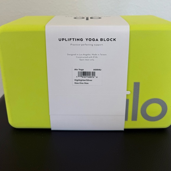 ALO Yoga Block in Vibrant Lime - Picture 4 of 4